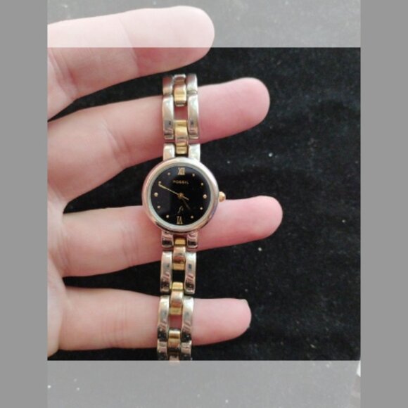 Fossil F2 women's watch **needs battery** - Picture 1 of 4